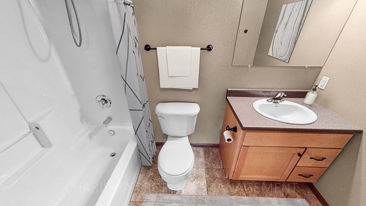 Building Photo - 231 W 4th St