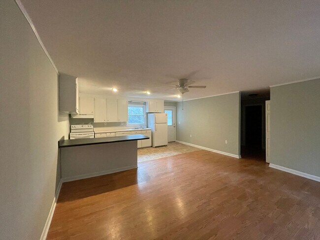 Building Photo - 347 Sunset Dr