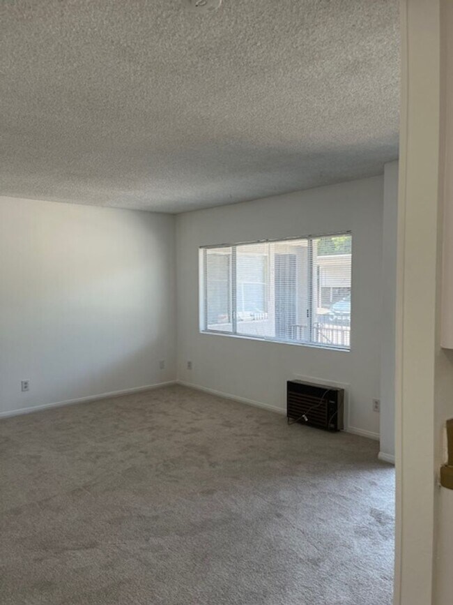 Building Photo - Move in Ready!  Available for immediate mo...