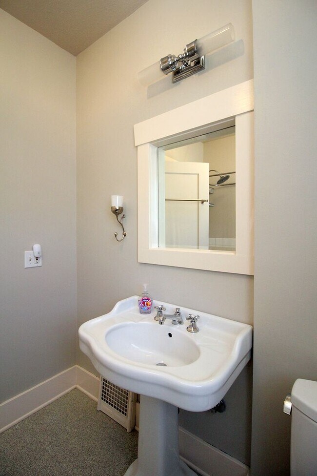 Building Photo - 6435 NE Cleveland Ave