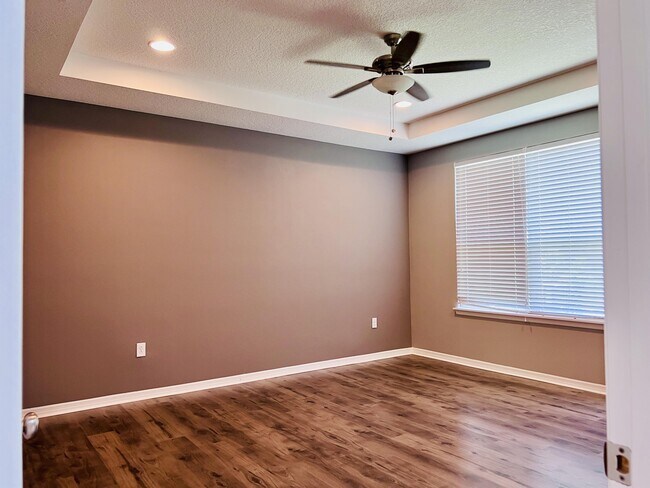 Building Photo - 537 Red Rose Ln
