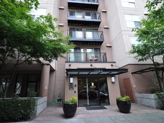Building Photo - Great Studio Condo unit right between Capi...
