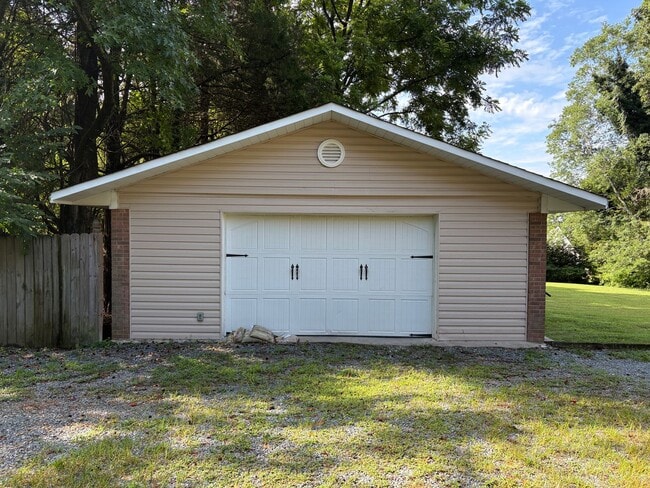 Building Photo - 3 Bedroom, 3 Bathroom House in Winston-Salem!