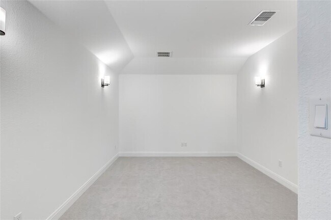 Building Photo - 533 Pickrell Lp