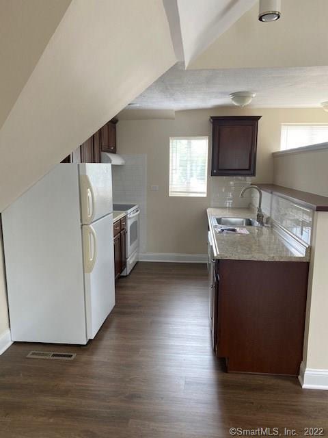 Building Photo - 537 Post Rd