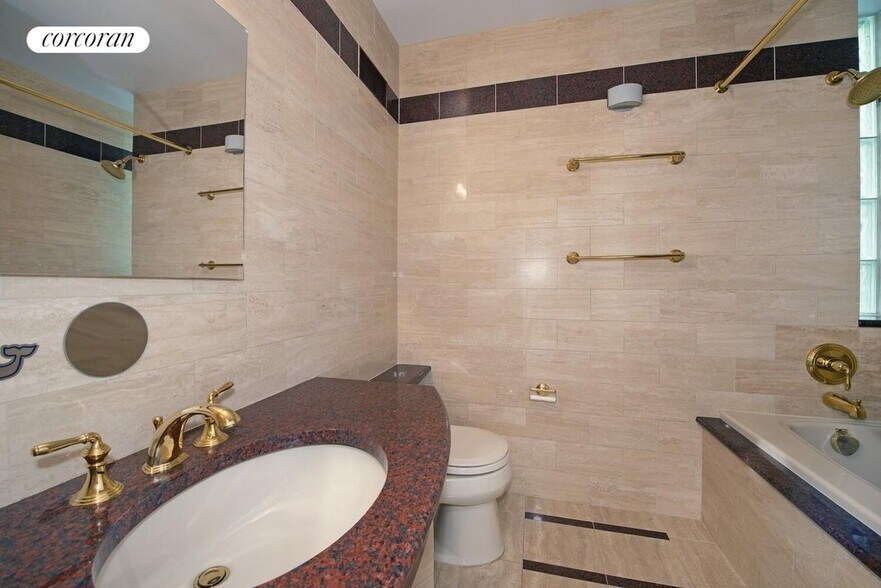 Building Photo - 16 E 84th St