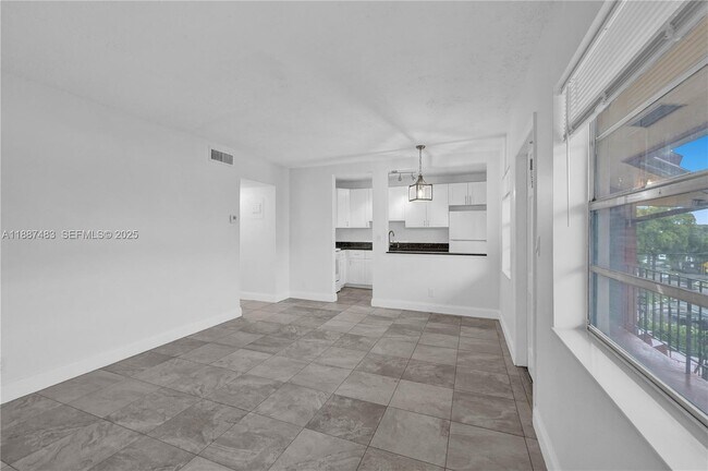 Building Photo - 5050 Bayview Dr