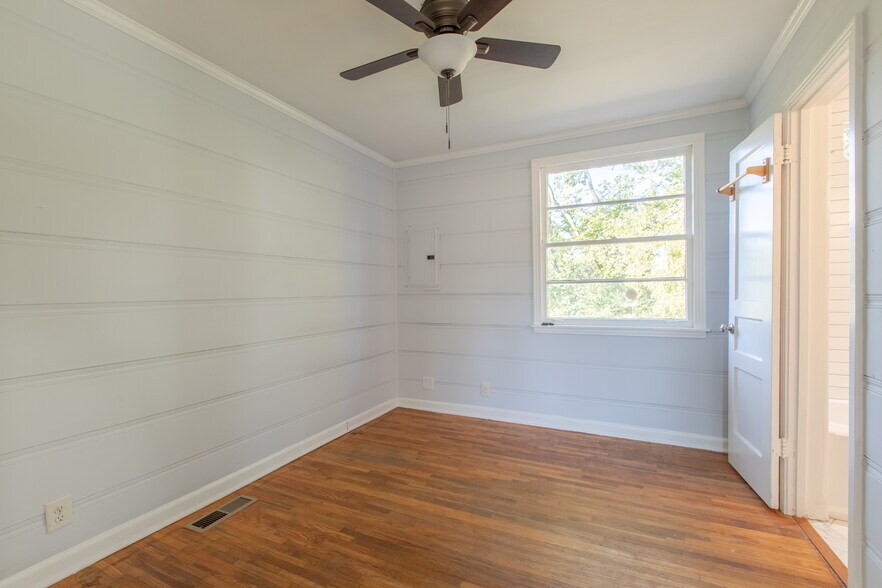 Building Photo - 2418 Maplecrest Dr