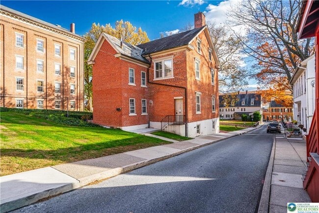 Building Photo - 426 Heckewelder Pl