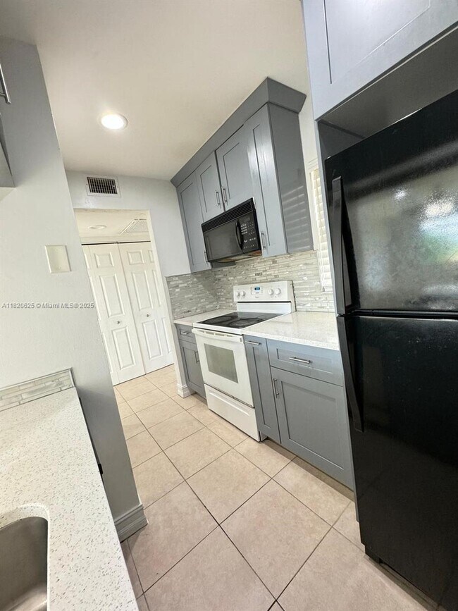 Building Photo - 9919 Twin Lakes Dr