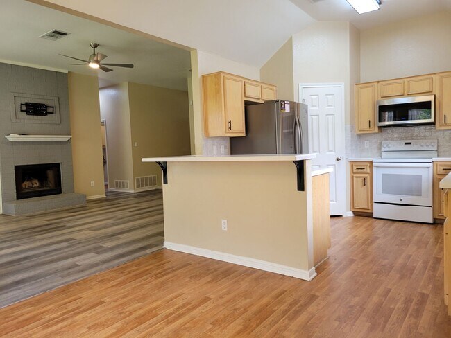 Building Photo - 3bd/2ba house close to major shopping, restaurants, and Ft. Hood!