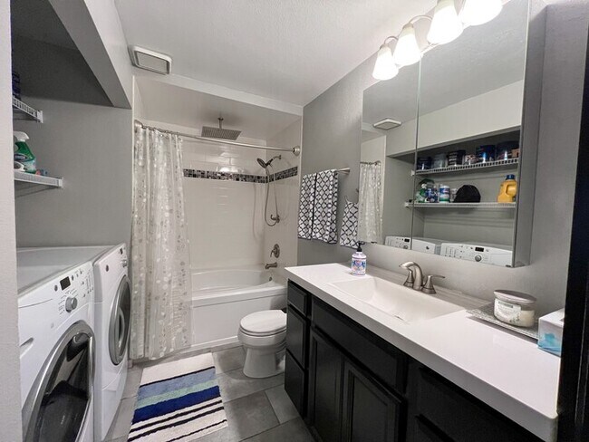 Building Photo - Great Unit.  Come see it!!!  Bright and Open with spacious 1 bed, 1 bath end unit with outdoor deck.