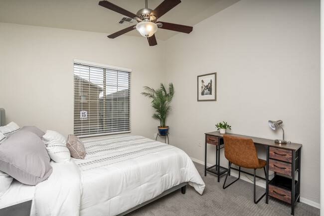 Building Photo - 2550 E Deer Valley Dr