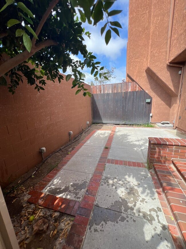 Building Photo - Tri-Level 2bed 2bath Huntington  Beach Home