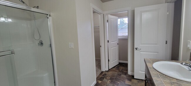 Building Photo - 331 NW Pacific Hills Dr