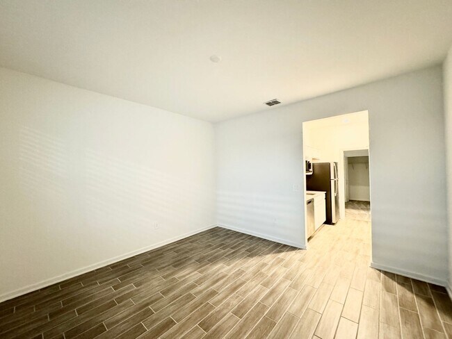 Building Photo - Rare find In-Law suite Home! Single family house with Separate entry and kitchen, laundry set!