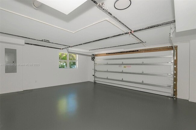 Building Photo - 824 SE 12th Ct