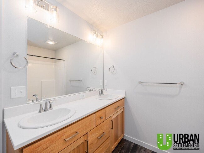 Building Photo - Woodlawn Duplex