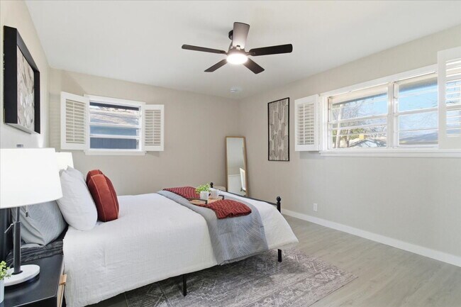 Building Photo - "Spacious 3-Bed, 2-Bath Gem with 2,155 Sq. Ft. on University Drive in Arlington, TX!"