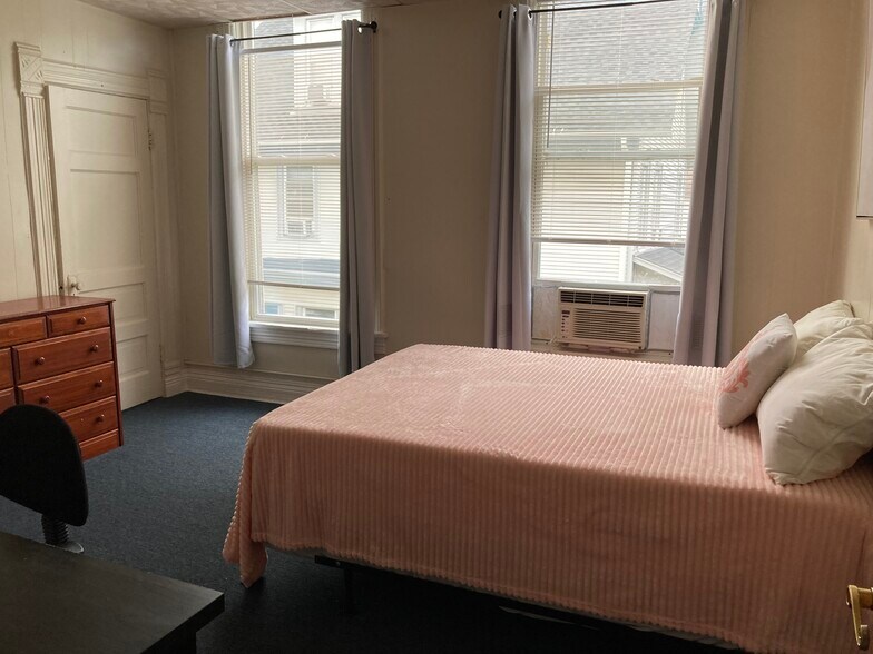 Building Photo - 2002 Maple Ave