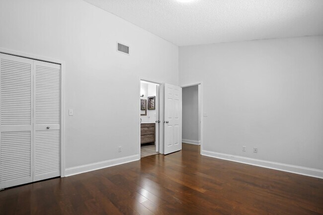 Building Photo - 6215 SE Georgetown Pl