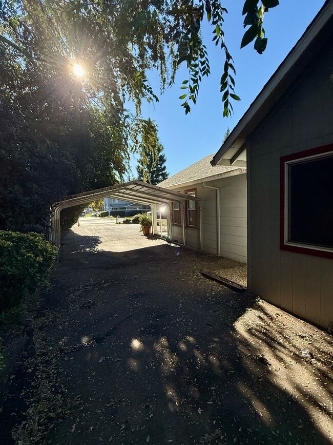 Building Photo - 3 Bedroom 1 Bath House!