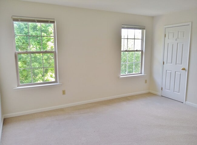 Building Photo - 3 Bed / 2 Bath Single Family Townhome