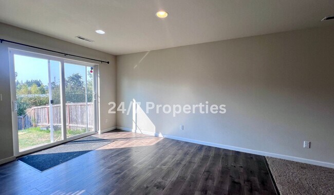 Building Photo - *1/2 OFF FIRST MONTH'S RENT* Magnificent 4BD I 2.5BA Molalla Home