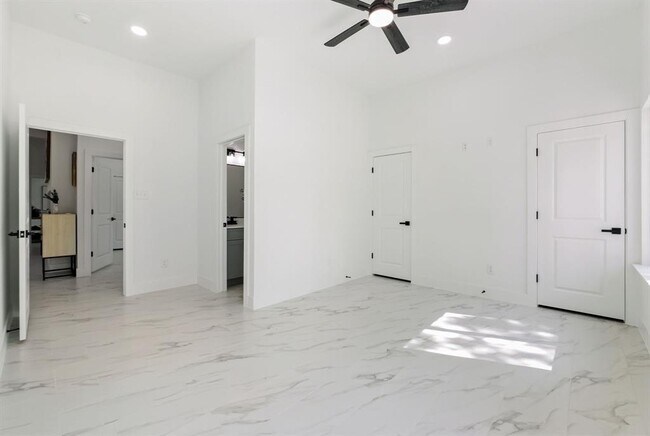 Building Photo - 418 Bedford Dr