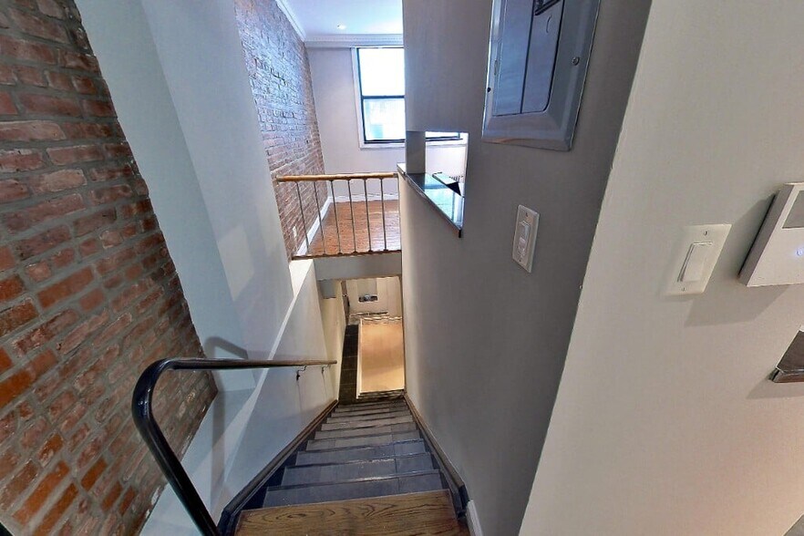 Building Photo - 330 E 100th St