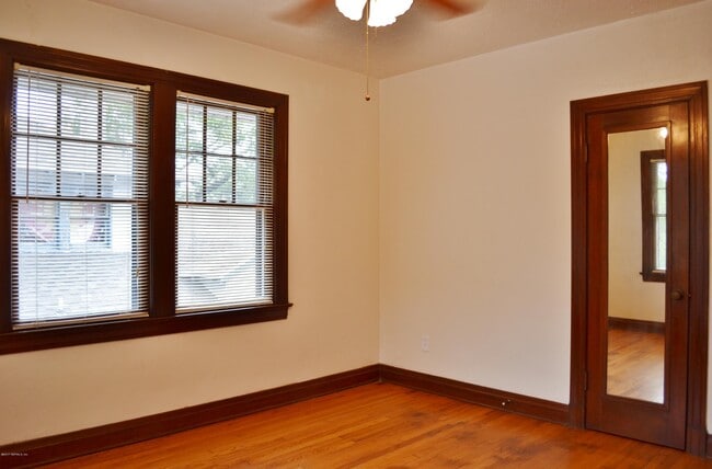 Building Photo - 2557 Dellwood Ave