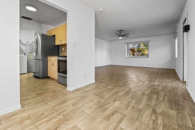 Building Photo - Comfortable Oakland Park Living - 3BR with Outdoor Space