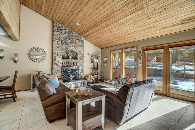 Building Photo - Stunning two-story home in Woodland Park