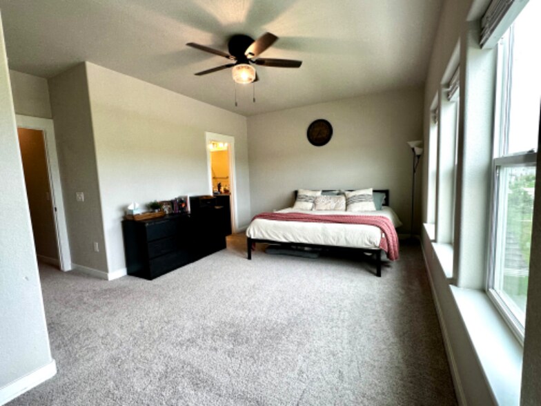 Building Photo - 6555 Carriage Meadows Dr