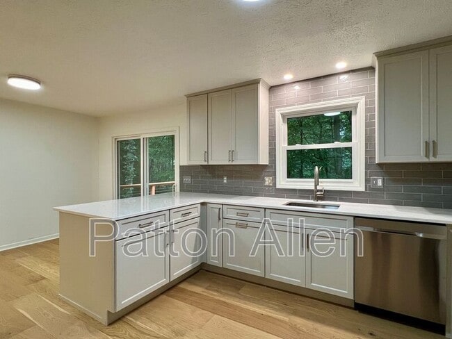 Building Photo - 9 Ravenwood Ln