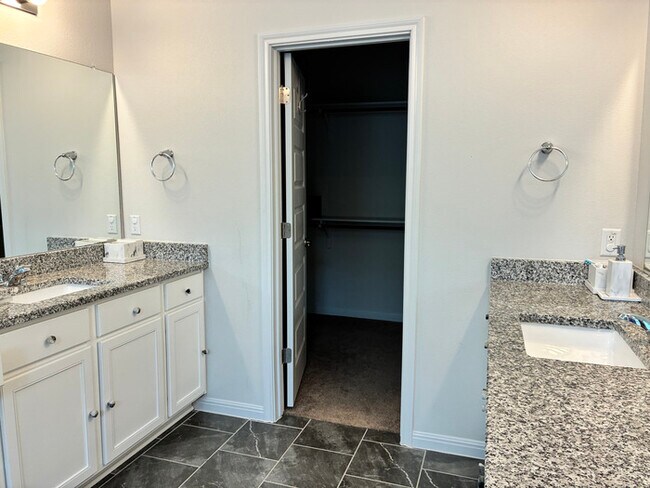 Building Photo - Elegant 6 BR 5 BA Home with Modern Amenities