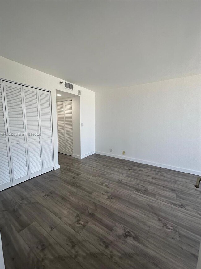 Building Photo - 7601 E Treasure Dr