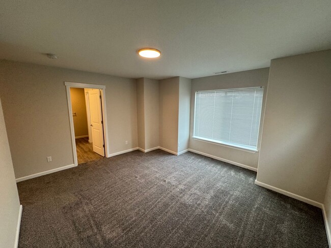 Building Photo - Brand New 4 Bed / 2.5 Bath Duplex! $250 Am...