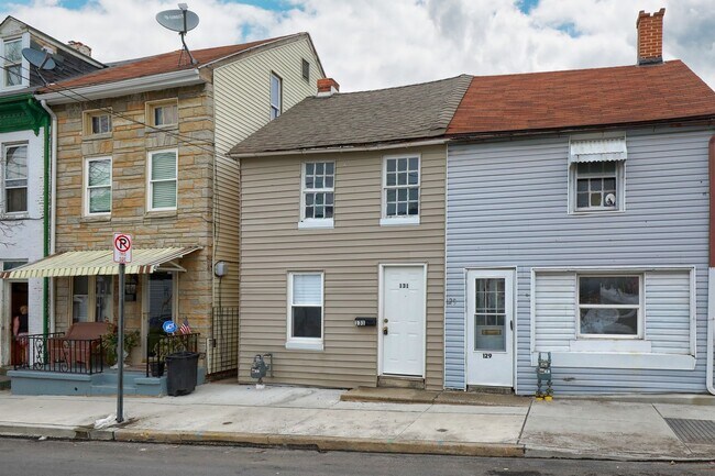 Building Photo - Available Now! 2 Bedroom House with Parkin...