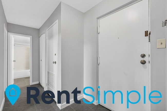 Building Photo - 6001 Arlington Blvd