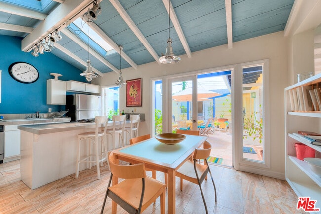 Building Photo - 8176 La Jolla Shores Dr