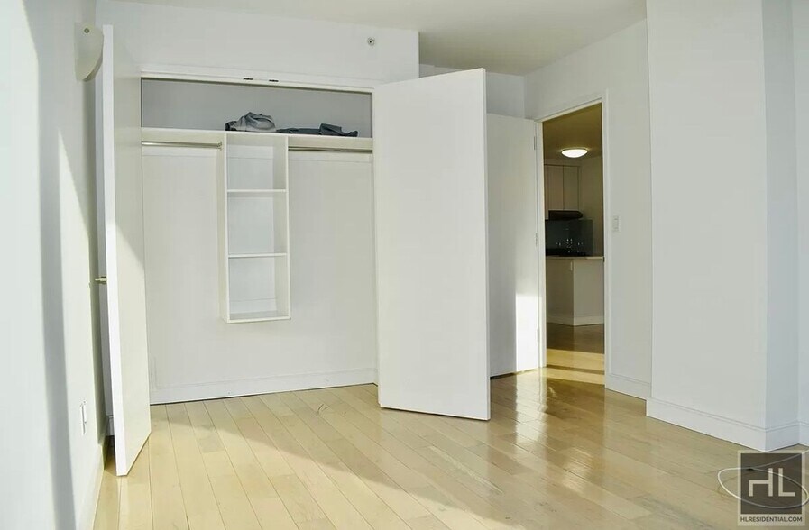 Building Photo - Gorgeous rent stabilized 1 bedroom apartment spanning 700 sq with private balcony, dishwasher, mi...