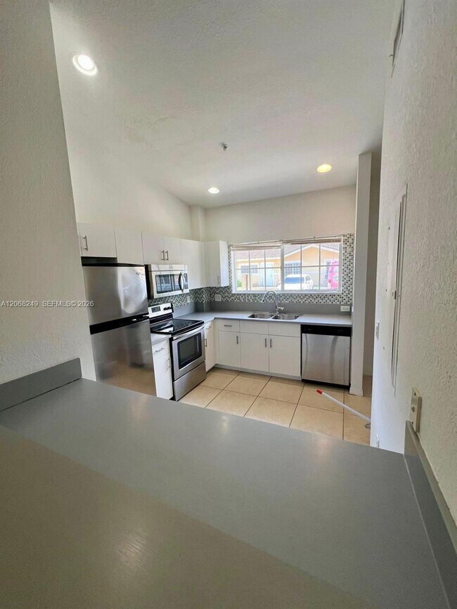 Building Photo - 3824 SW 48th Ave