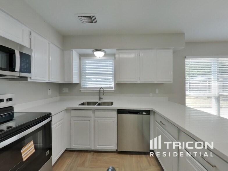 Building Photo - 13603 Lynnville Dr