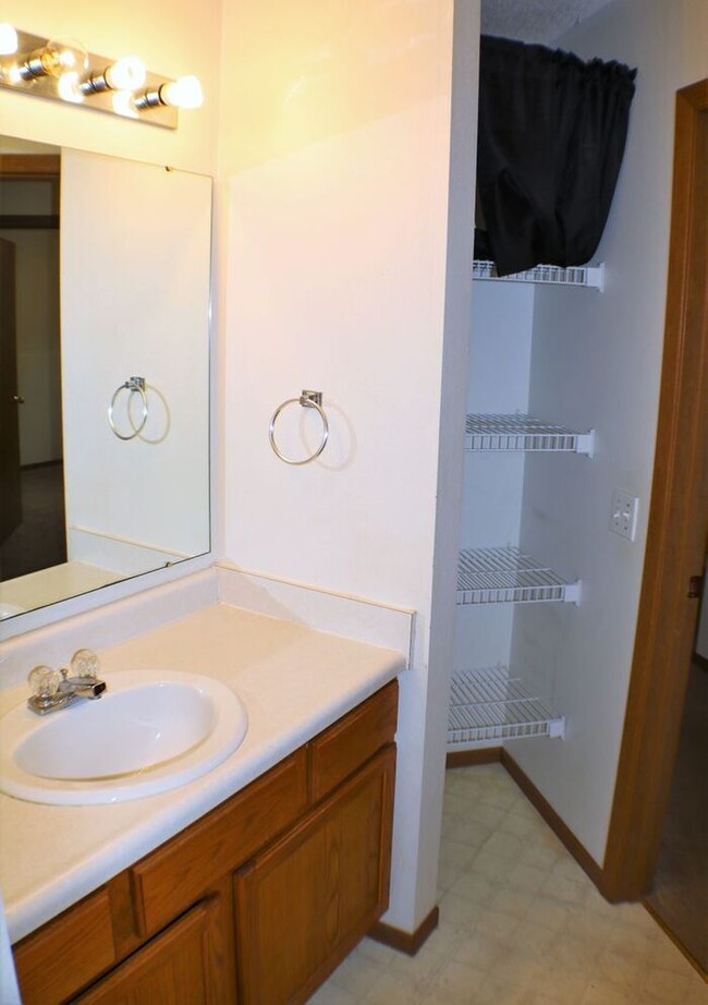 Building Photo - $1,125 | 2 Bedroom, 1 Bathroom 2nd Floor C...