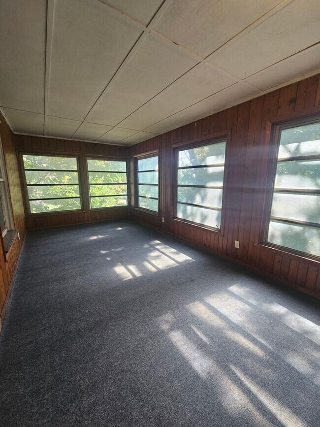 Building Photo - 1603 W 10th St