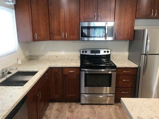 Building Photo - 497 Sebastopol Ave