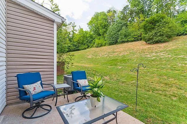 Building Photo - Move-In Ready Townhouse in Prime Location ...