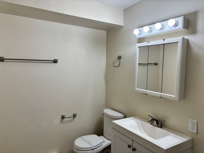 Building Photo - NEWLY REMODELED CONDO - 1 BED/1 BATH UPSTA...