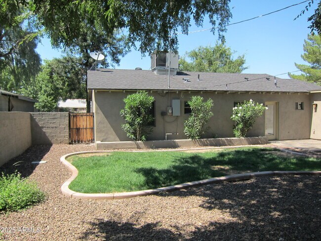 Building Photo - 3807 E Devonshire Ave
